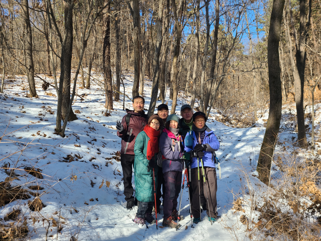 친구들과 겨울 산행을 하면서 찍은 기념 사진