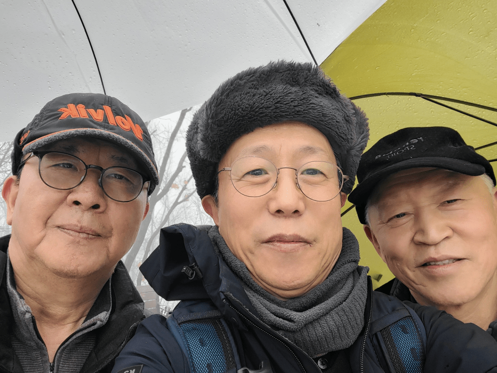 광교산 헬기장 정상에서 친구와 기념사진 찍었어요.