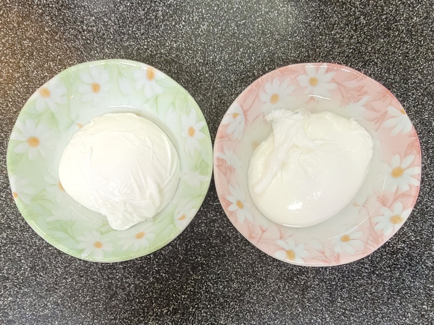 수란을 만들어서 이쁜 접시에 세팅한 사진입니다.