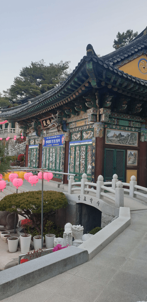 1950년대 인명사 시절, 할아버님의 정성이 깃든 불사가 진행되었던 역사의 현장입니다. 지금은 흥륜사의 대웅전