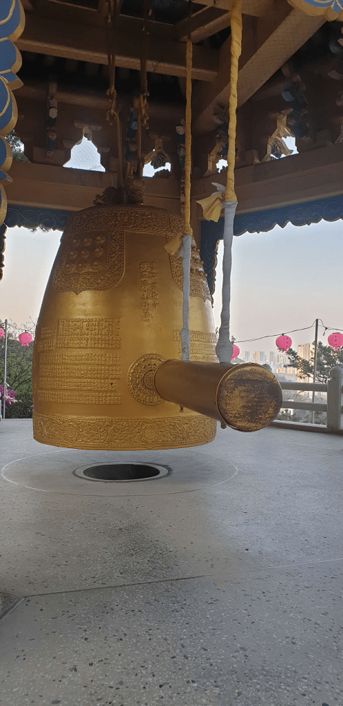 흥륜사의 범종 사진 입니다