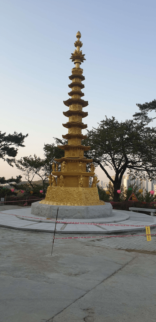 흥륜사의 신축중이 팔각청룡대탑 사진 입니다