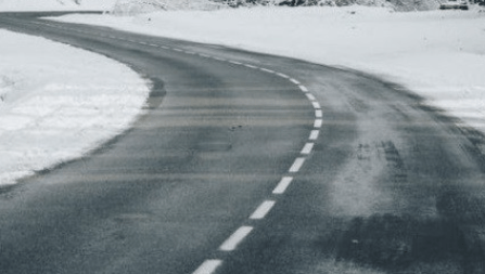 커브길 도로의 블랙아이스 사진 입니다.