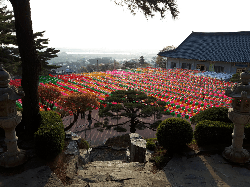 흥륜사 앞마당에서 바라본 서해, 송도 신도시와 바다가 어우러진 풍경이 마음챙김의 깊이를 더해줍니다.